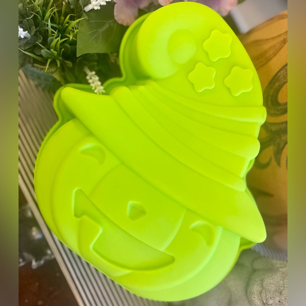 Whimsical Pumpkin Wearing Witch Hat Shaped Silicone Mold 3D Cake Pan NEW‼️